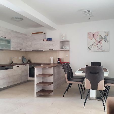 Beachfront Villas With Hot Tubs Sun Garden Privlaka  Zewnętrze zdjęcie