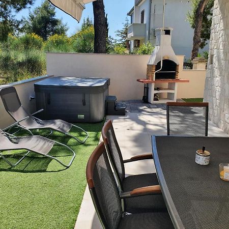 Beachfront Villas With Hot Tubs Sun Garden Privlaka  Zewnętrze zdjęcie