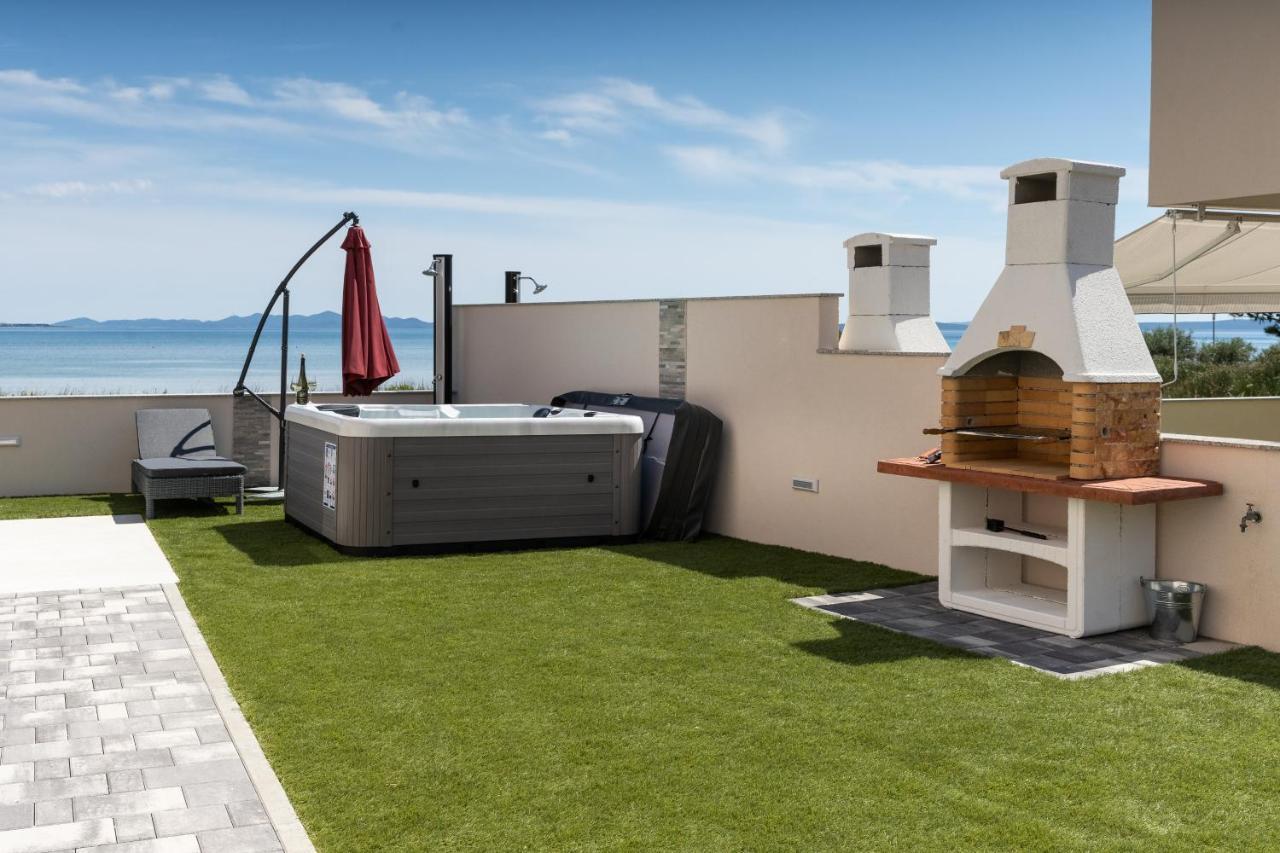 Beachfront Villas With Hot Tubs Sun Garden Privlaka  Zewnętrze zdjęcie