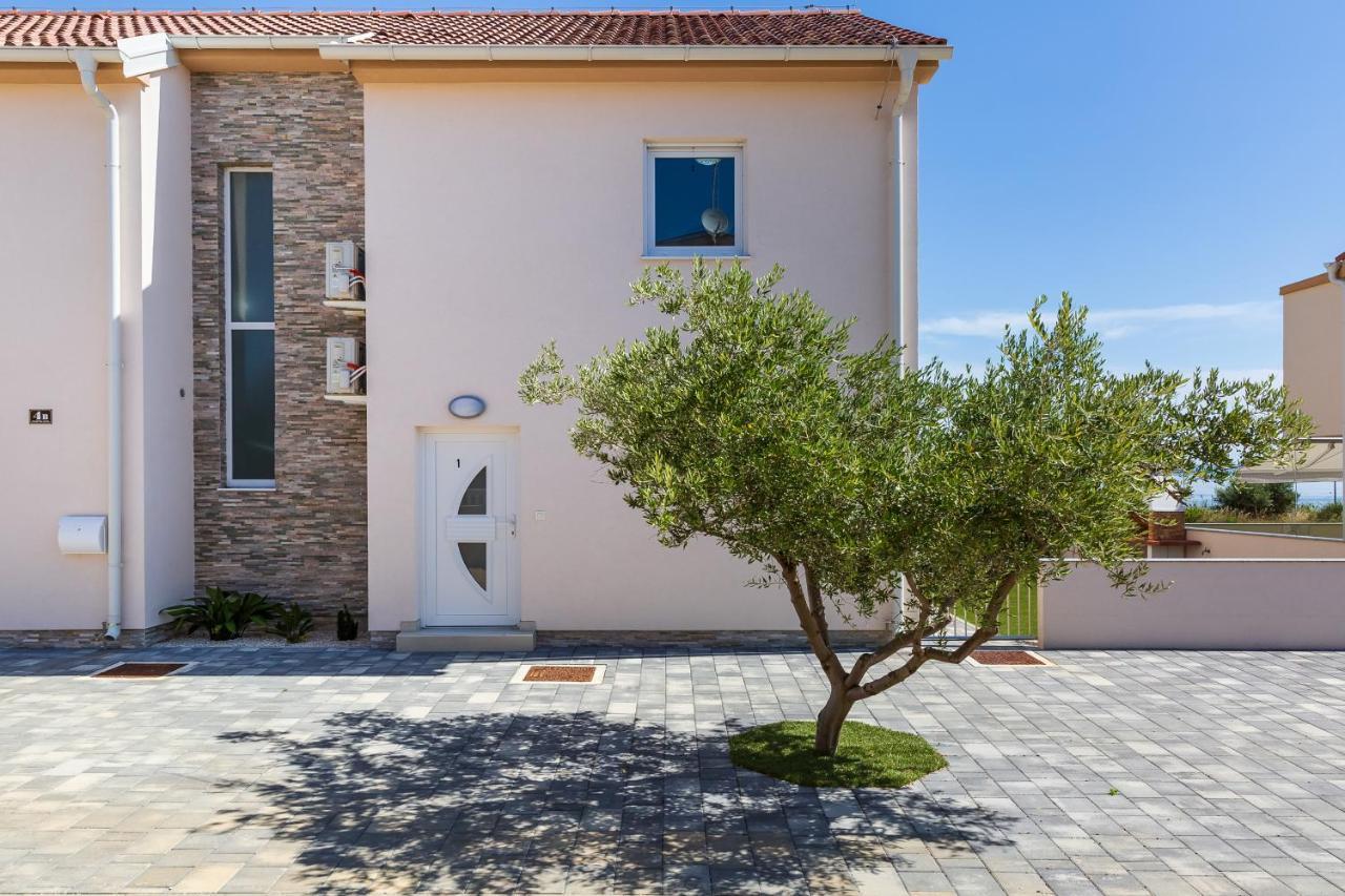 Beachfront Villas With Hot Tubs Sun Garden Privlaka  Zewnętrze zdjęcie