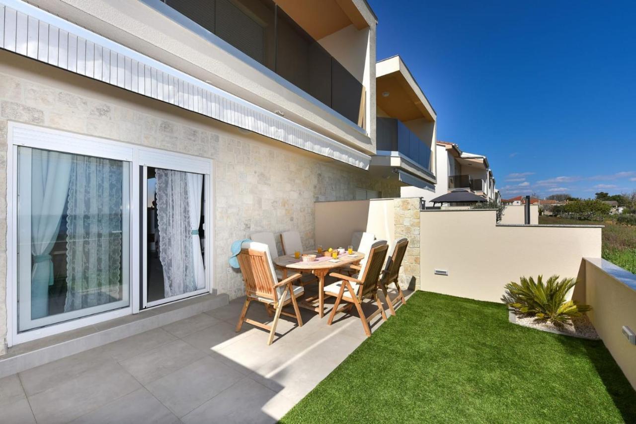 Beachfront Villas With Hot Tubs Sun Garden Privlaka  Zewnętrze zdjęcie