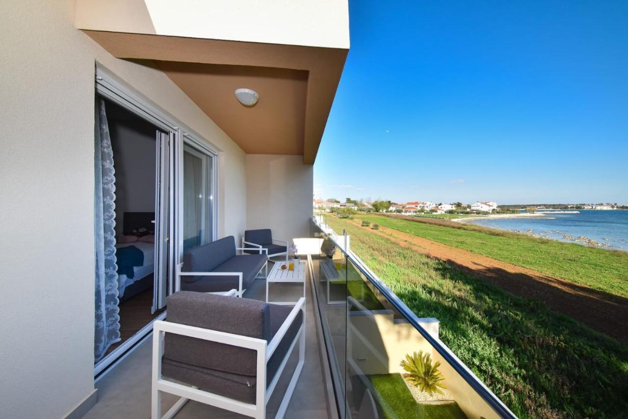 Beachfront Villas With Hot Tubs Sun Garden Privlaka  Zewnętrze zdjęcie