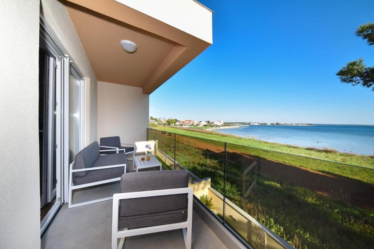 Beachfront Villas With Hot Tubs Sun Garden Privlaka  Zewnętrze zdjęcie